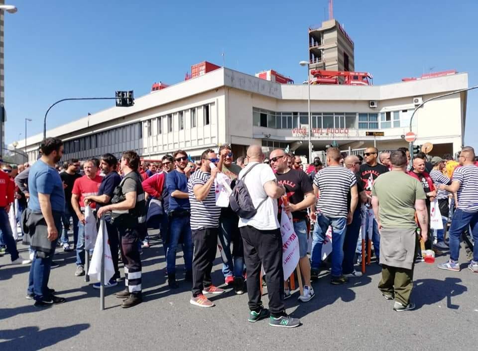 Presidio di protesta dei lavoratori somministrati di Compagnia Unica presso Palazzo San Giorgio: “Il 30 giugno scade il contratto a 95 lavoratori somministrati! Subito risposte!”