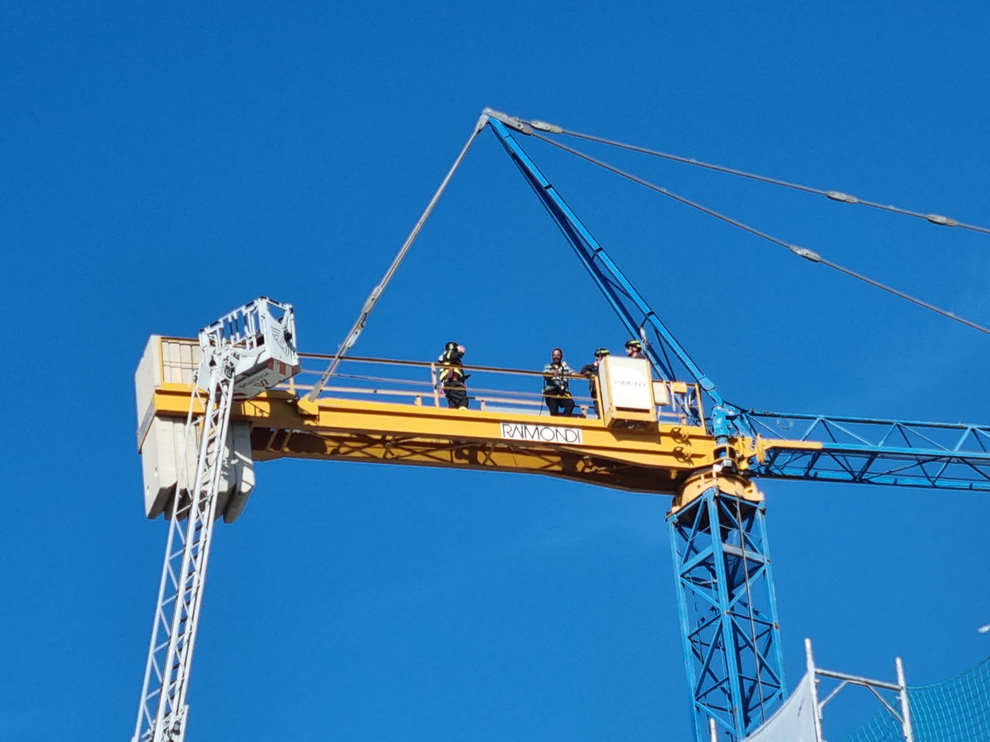 Lavoratori sulla gru. Uil Liguria e Feneal: “Massima solidarietà, si aprano i cantieri ai sindacati”