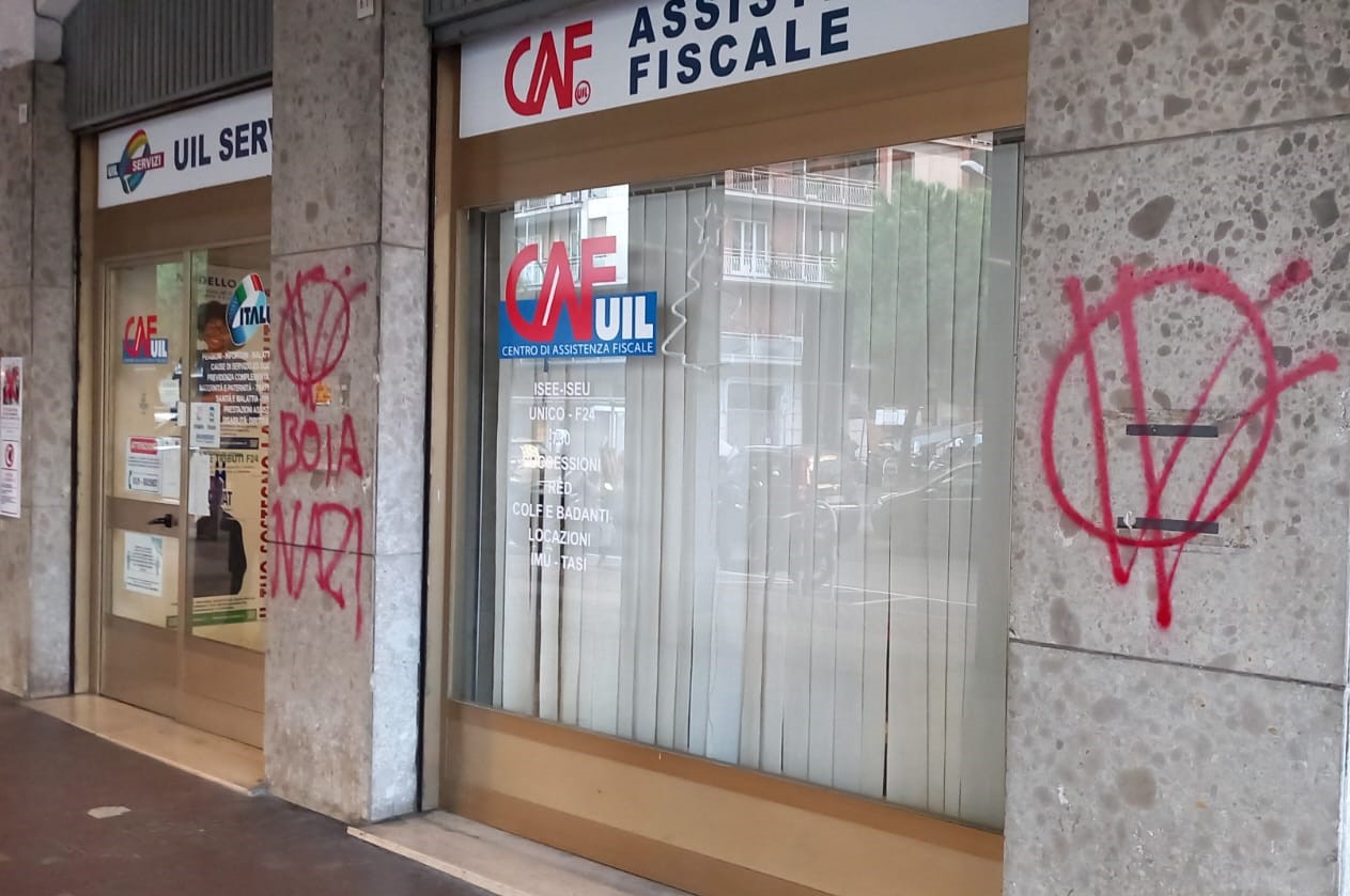 A Savona la sede Uil imbrattata dalle scritte no vax.