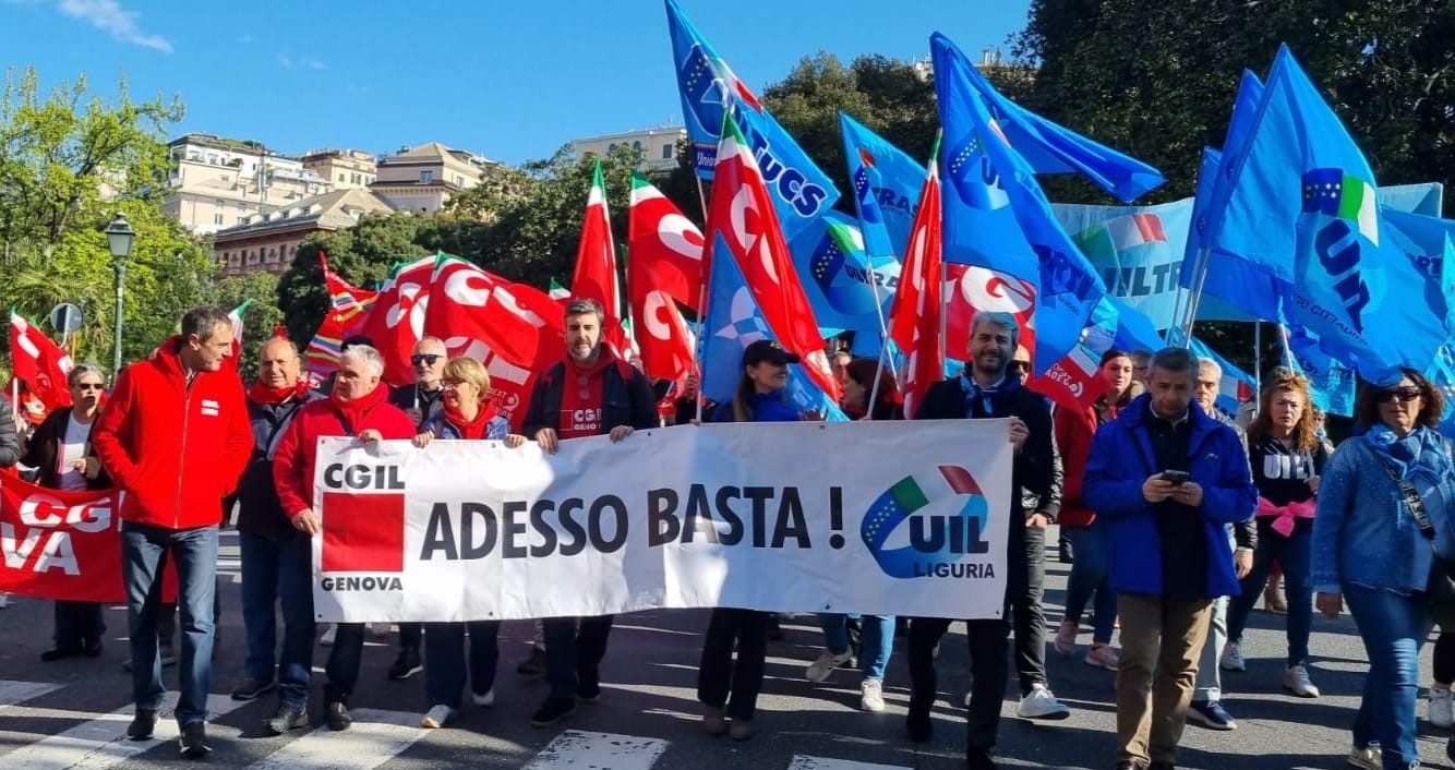 Oltre 5 mila persone hanno partecipato al corteo di Genova in occasione dello sciopero generale di 4 ore del settore privato proclamato da Cgil e Uil.