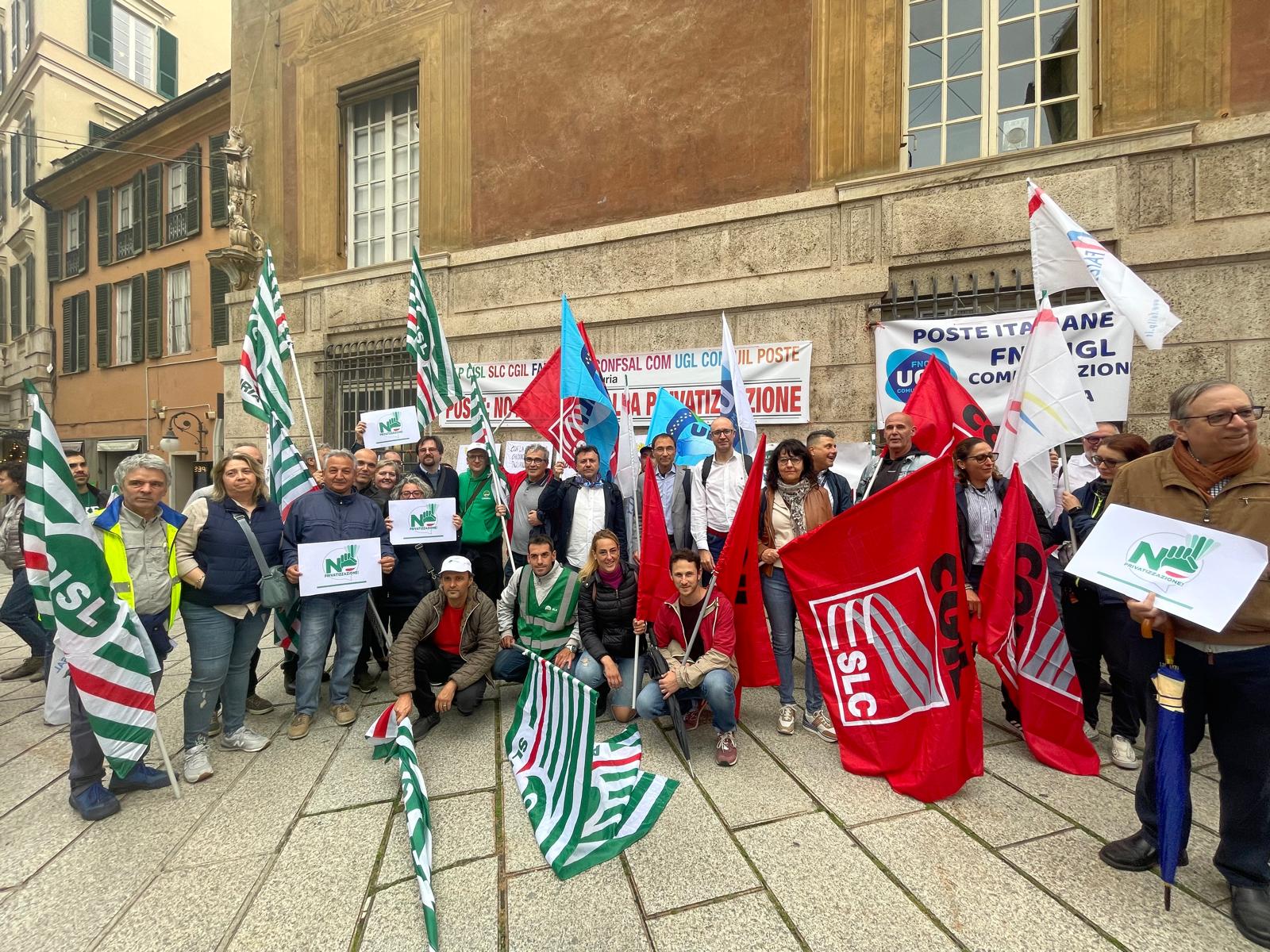 Presidio dei lavoratori di Poste Italiane a Genova. I sindacati: “No alla privatizzazione di un servizio fondamentale”